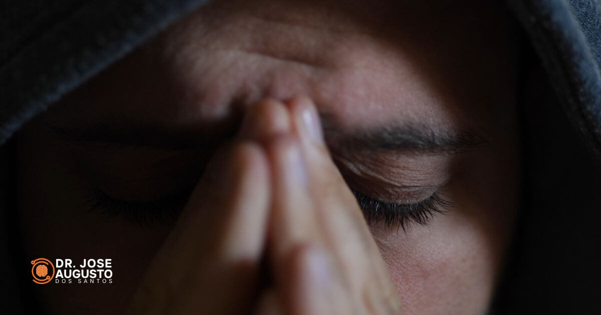 Diferença da angústia para a depressão, é que a angústia é um sentimento de medo ou ansiedade, enquanto a depressão é uma doença mental que afeta o humor e causa tristeza.